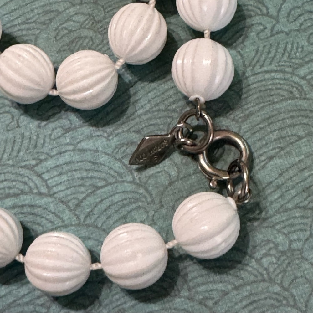 VINTAGE SARAH COVENTRY WHITE BEADED NECKLACE - Picture 5 of 7
